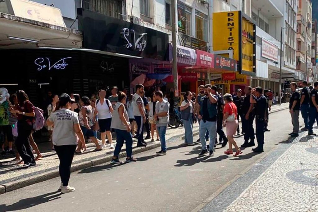 Operação contra o comércio irregular apreende roupa, alimentos e eletrônicos em JF 1 operacao comercio ilegal by divulgacao pjf