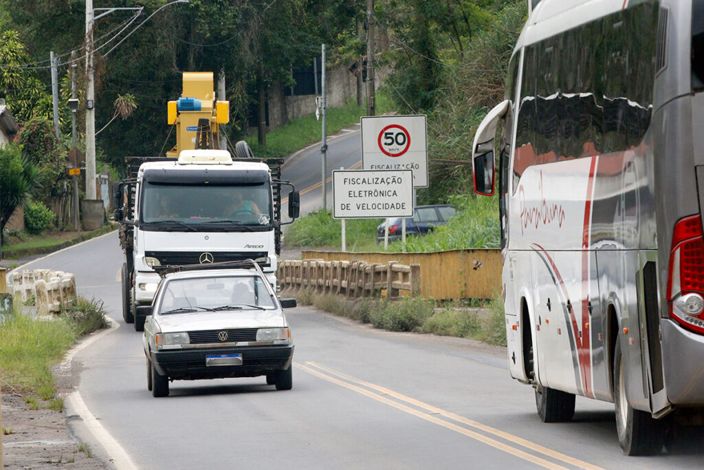 Ponte estreita no Bairro Retiro é ponto crítico da BR-267 há 3 anos 3 Ponte estreita no Bairro Retiro é ponto crítico da BR-267 há 3 anos