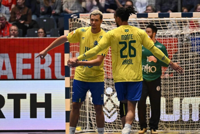 Com juiz-forano em quadra, seleção de handebol vence na estreia da 2ª fase do Mundial 1 seleção
