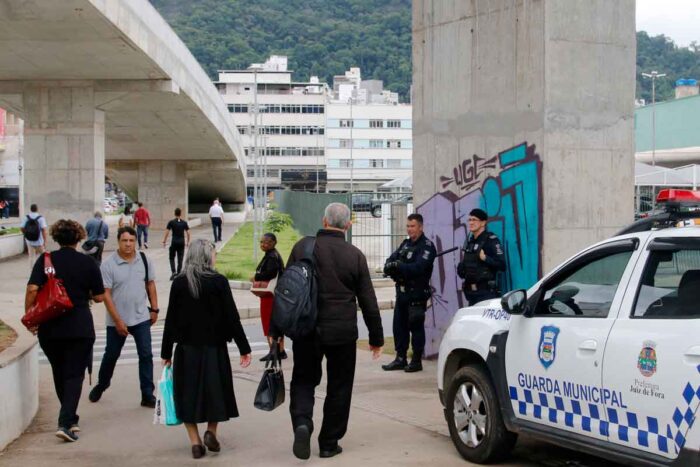 Mais de 400 pedras de crack são apreendidas no Viaduto Roza Cabinda 1 viaduto roza cabinda felipe couri