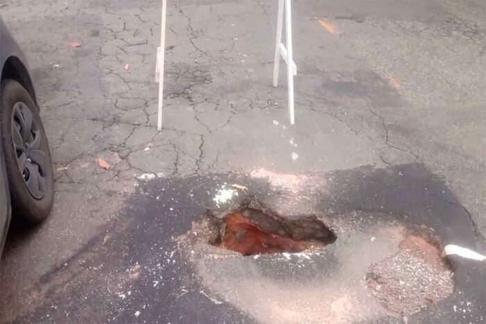 Buraco na Rua Delorme de Carvalho preocupa moradores 1 vu bom pastor