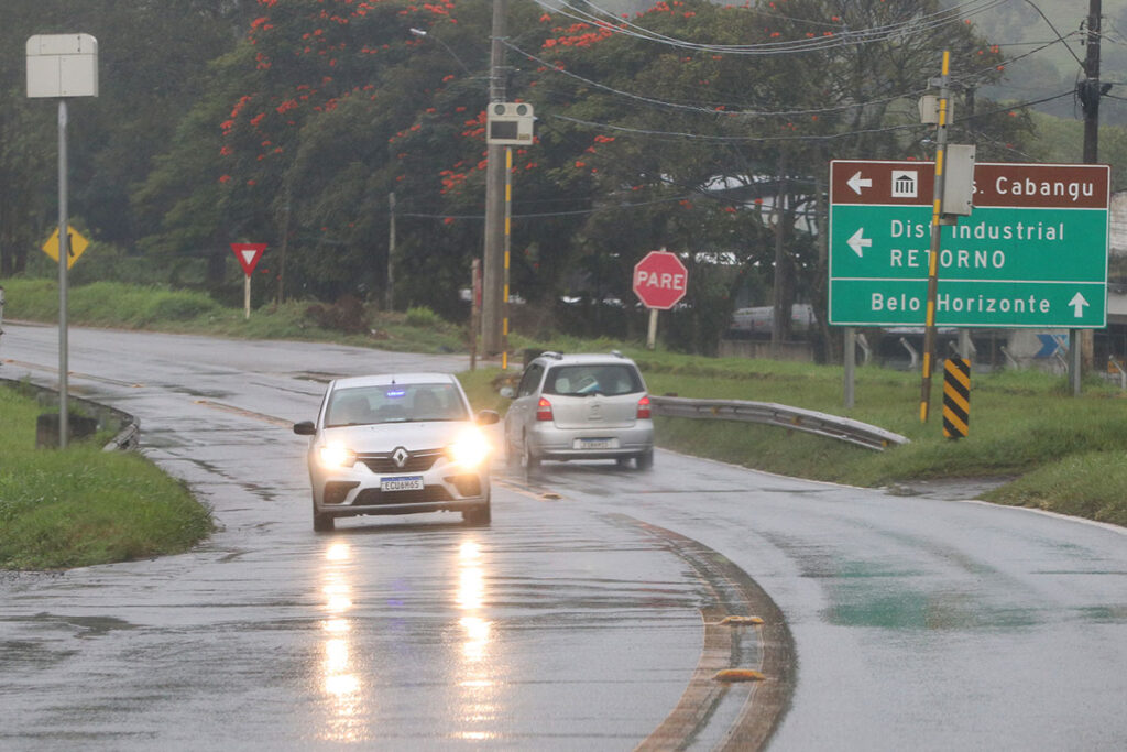 Caminhão de lixo tomba na BR-040 em Santos Dumont 1 BR040 SANTOSDUMONT FELIPE COURI 25.04.24