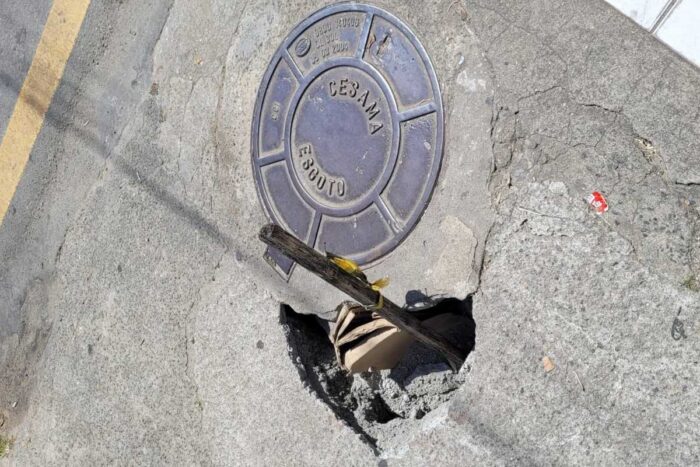 Buraco em calçada na Avenida Rui Barbosa preocupa pedestres 1 Buraco em calcada na Avenida Rui Barbosa preocupa pedestres em Santa Terezinha