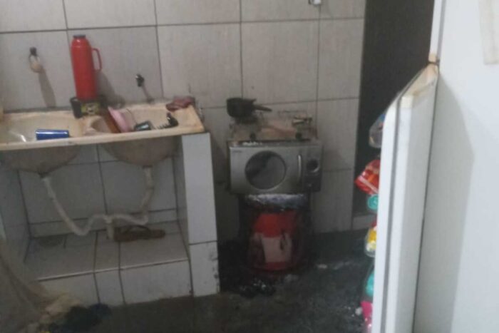 Explosão em cozinha causa incêndio e deixa homem com queimaduras de 2º grau 1 Explosao em cozinha causa incendio e deixa homem com queimaduras no Sao Pedro