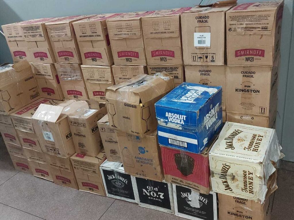 Homem é preso por contrabando de vodka falsificada avaliada em mais R$ 31 mil 1 carga de vodka - PMR