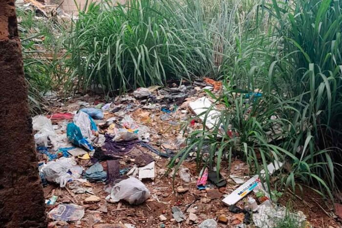 Região do Furtado enfrenta acúmulo de lixo e mato alto 1 Regiao do Bairro Furtado de Menezes enfrenta acumulo de lixo e mato alto