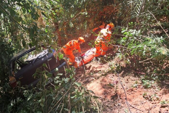 Mulher fica ferida após capotar com carro próximo a Miradouro 1 Mulher fica ferida após capotar com carro próximo a Miradouro