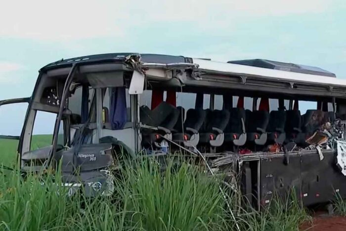 Acidente com ônibus universitário e carreta deixa 12 mortos 1 acidente onibus foto metropolis
