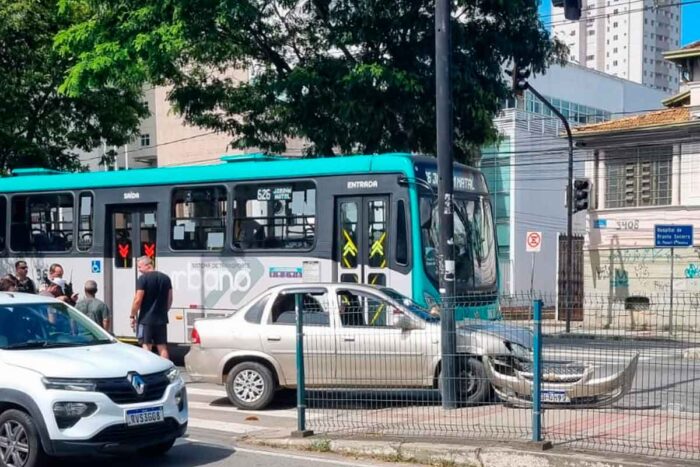 Carro e ônibus se envolvem em acidente na Avenida Barão do Rio Branco 1 acidente rio branco foto narjaradeoliveira