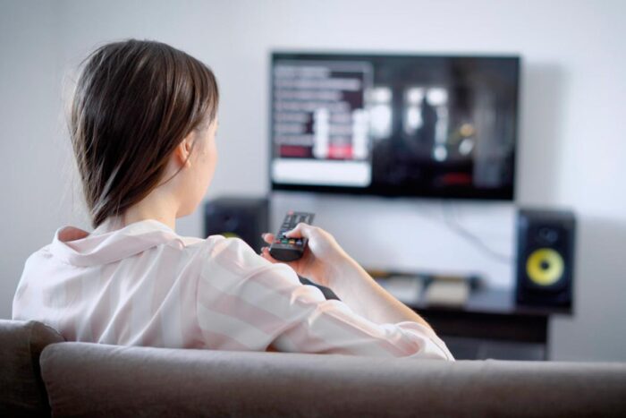 Passar mais de 3 horas por dia em comportamentos sedentários piora a saúde mental de adolescentes 1 adolescente assistindo tv comportamentos sedentarios foto shutterstock