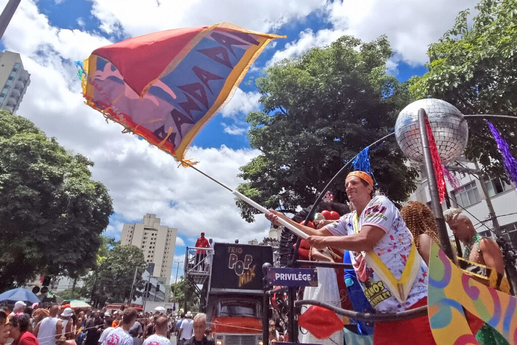 Desfile da Banda Daki une legado e inovação no carnaval juiz-forano 4 banda daki