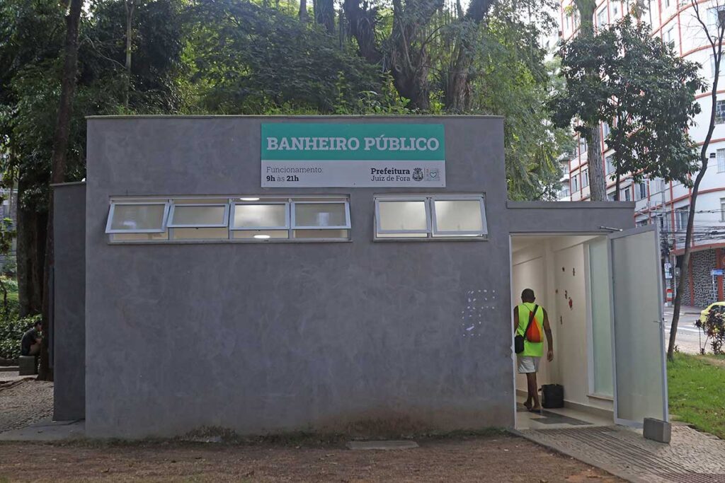 Foliões enfrentam longas filas para usar banheiro do Parque Halfeld 1 banheiro parque halfeld by leo