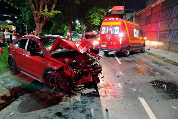 Três ficam feridos após batida em poste na Avenida Brasil 1 Três ficam feridos após batida em poste na Avenida Brasil