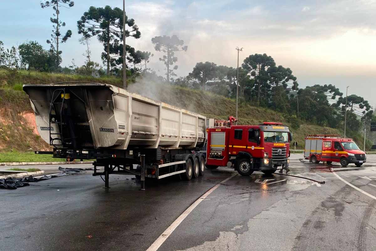 Incêndio atinge carreta próximo de pedágio na BR-040 1 br 040 incendio carreta foto bombeiros 3