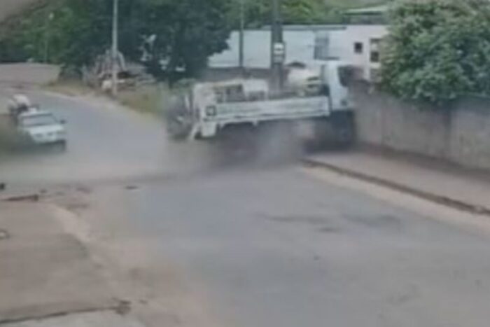 VÍDEO: Caminhão perde freio e colide com muro de casa 1 Caminhão perde freio e colide com muro de casa