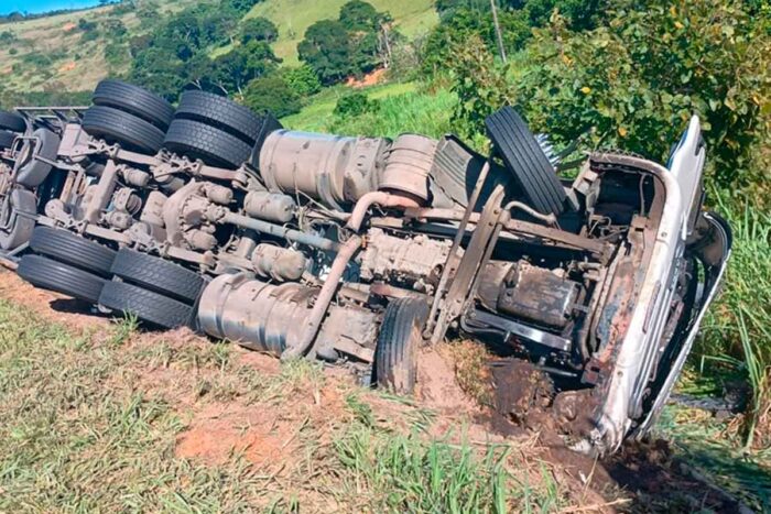 Carreta tomba e motorista morre em acidente na BR-116 1 carreta tomba br 116 foto o vigilante