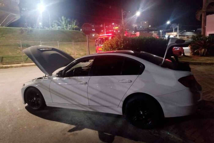Carro pega fogo na Cidade Alta; vídeo mostra veículo similar em manobras no estacionamento do estádio 1 carro pega fogo bombeiros jf