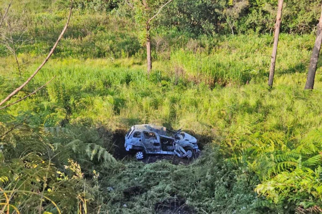 Carro pega fogo na BR-267 em Juiz de Fora 2 carroigrejinhaCBMMG
