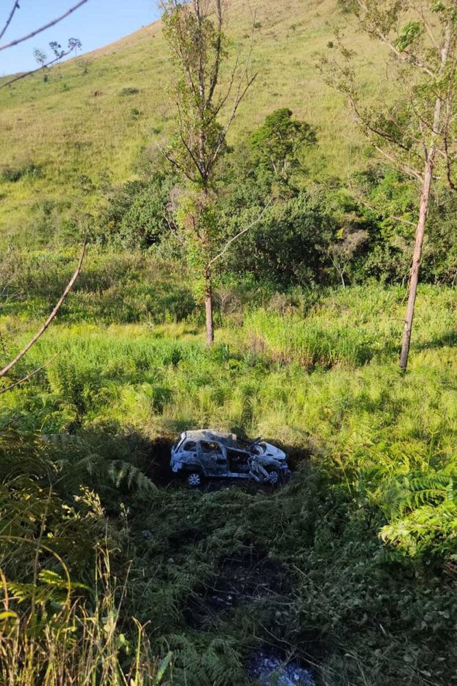 Carro pega fogo na BR-267 em Juiz de Fora 1 carroigrejinhaCBMMG2