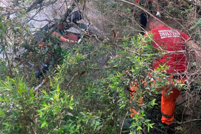 Corpo de jovem é encontrado em rio, e buscas pelo namorado desaparecido continuam 1 corpo jovem encontrad bombeiros