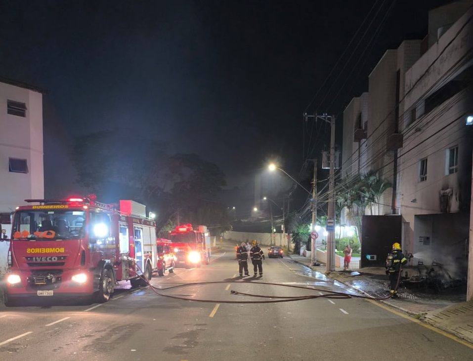 Carro elétrico é incendiado por dupla no Cascatinha 1 incendio carro eletrico cascatinha foto bombeiros 2