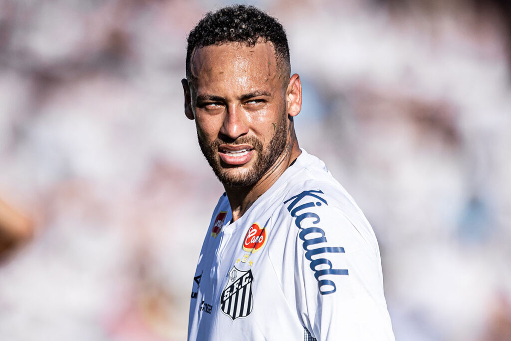 Aos 13 anos, garoto improvisou uma cadeira no quintal para cortar cabelo por R$ 1; hoje atende Neymar, Luis Suárez e Lamine Yamal