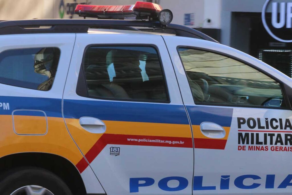 Corpo é encontrado às margens de rodovia na Zona Norte 1 policia militar viatura giroflex foto leonardo costa