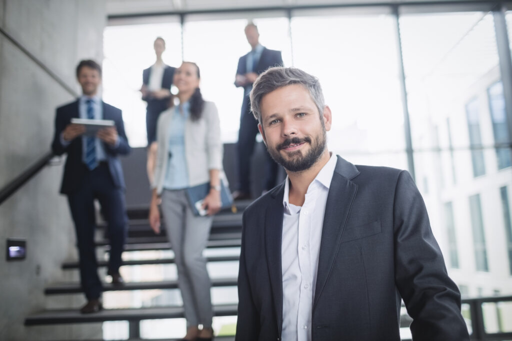 Liderança sem cargo: como ser reconhecido mesmo sem uma posição de gestão 2 portrait confident businessman 2