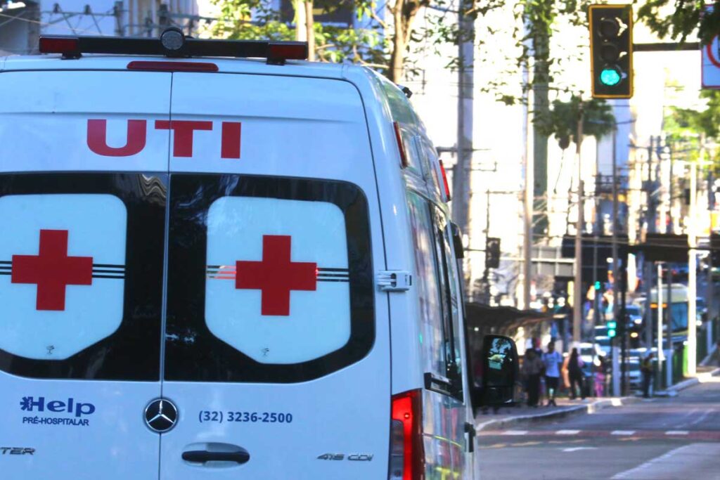 Duas pessoas ficam em estado grave após colisão entre moto e carro na BR-040 1 Idosa morre após ser atropelada por caminhão no Santa Luzia