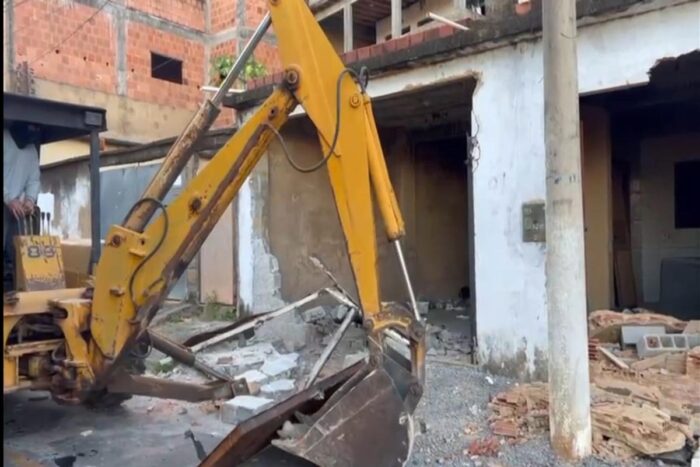 Galpão ligado ao tráfico de drogas é demolido com auxílio de retroescavadeira; veja o vídeo 1 tráfico de drogas muriaé
