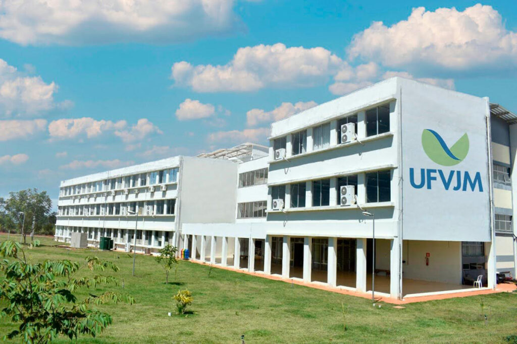 UFVJM abre seleção com salários de até R$ 8,3 mil 1 UFVJM oferece 16 vagas temporárias para docentes, com salários de até R$ 8.340,33 e inscrições até 10 de maio.