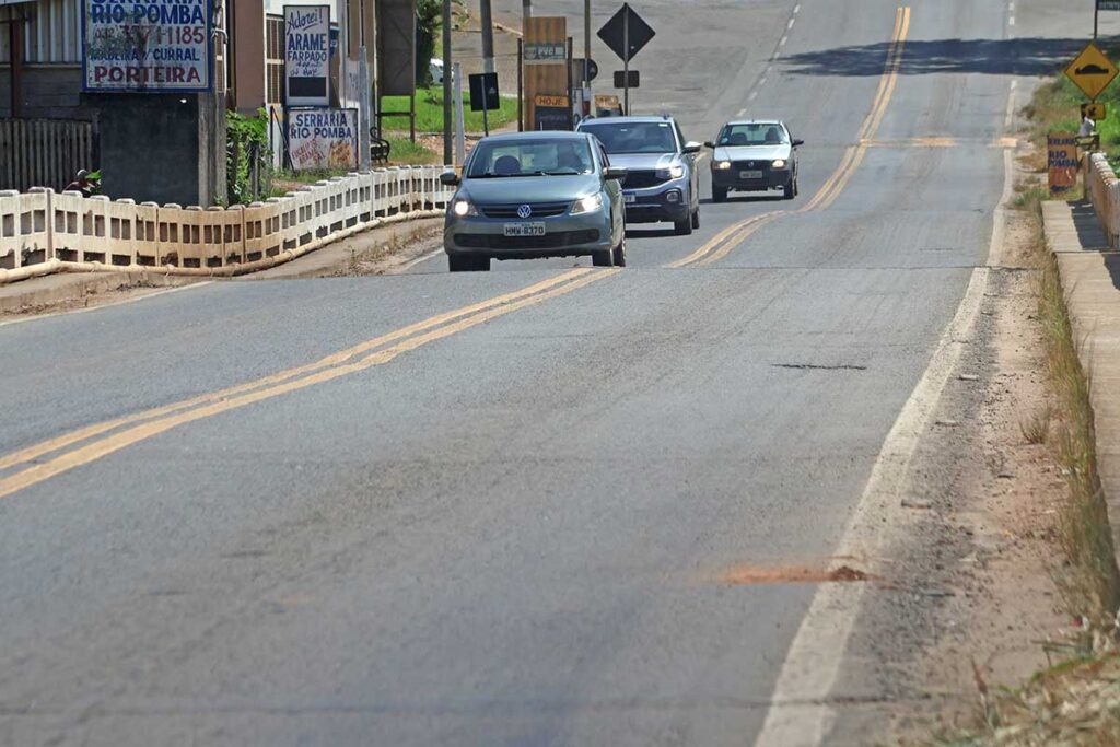 Ponte liberada há 8 meses tem ondulações, guarda-corpo improvisado e árvore nascendo no concreto 1 Ponte liberada há 8 meses tem ondulações, rachaduras e até árvore nascendo no concreto