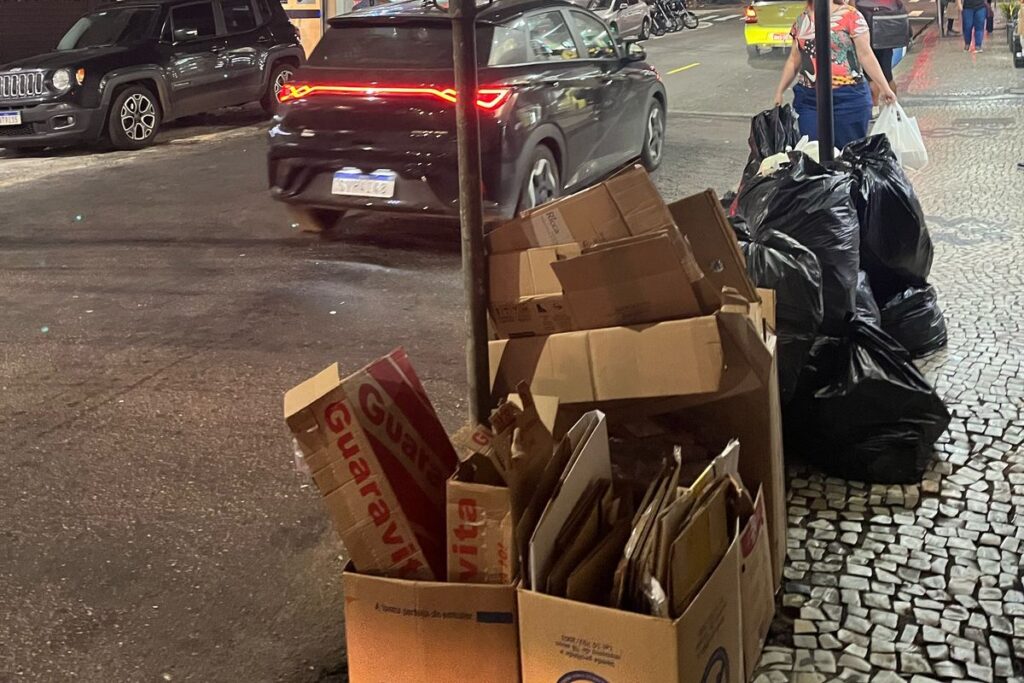 Morador denuncia acúmulo de lixo em ponto de ônibus na Zona Sul 2 vu lixo sao mateus