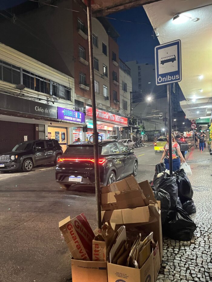 Morador denuncia acúmulo de lixo em ponto de ônibus na Zona Sul 1 vu lixo sao mateus 2