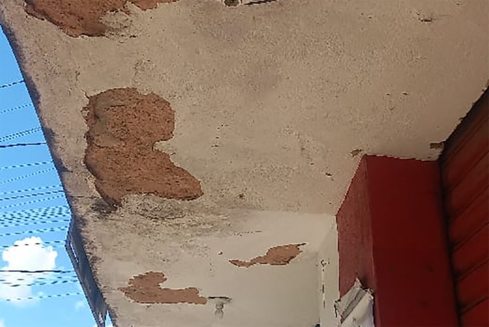 Marquise em estado crítico preocupa pedestres na Zona Norte 1 vu marquise