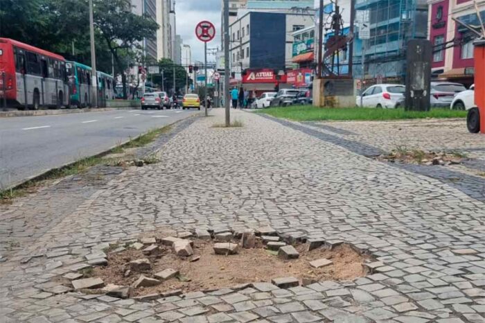 Buraco na calçada dificulta passagem de pedestres 1 vu rio branco foto leo