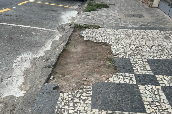 Buraco em calçada na Rua Coronel Pacheco oferece risco aos pedestres 1 Buraco em calcada na Rua Coronel Pacheco oferece risco aos pedestres