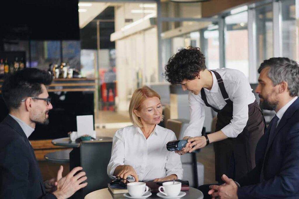 Consumação: bares e restaurantes podem cobrar valor mínimo? 1 Consumacao minima em bar e rstaurante Pexels