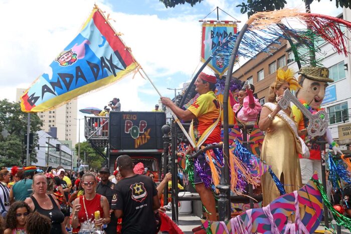 Público sente a ‘presença’ de Zé Kodak em desfile da Banda Daki 4 DAKI 002