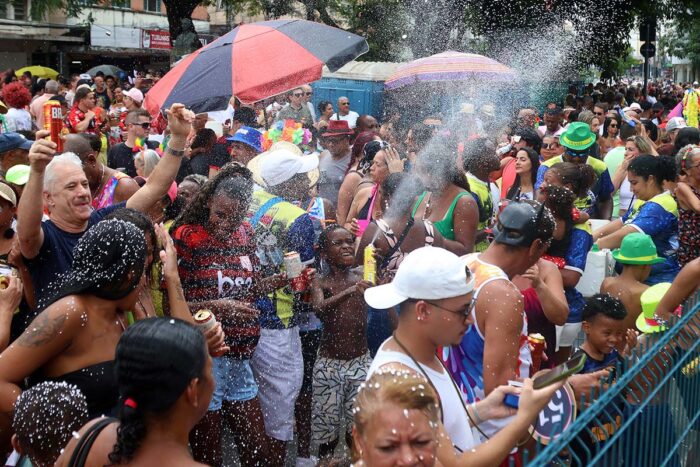 Público sente a ‘presença’ de Zé Kodak em desfile da Banda Daki 5 DAKI 003