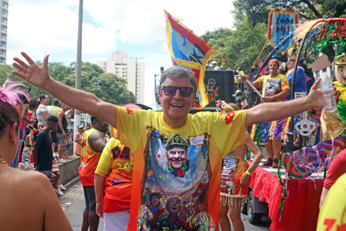 Público sente a ‘presença’ de Zé Kodak em desfile da Banda Daki 8 DAKI 006