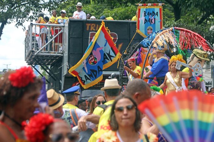 Público sente a ‘presença’ de Zé Kodak em desfile da Banda Daki 9 DAKI 007