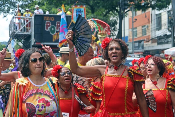 Público sente a ‘presença’ de Zé Kodak em desfile da Banda Daki 10 DAKI 008