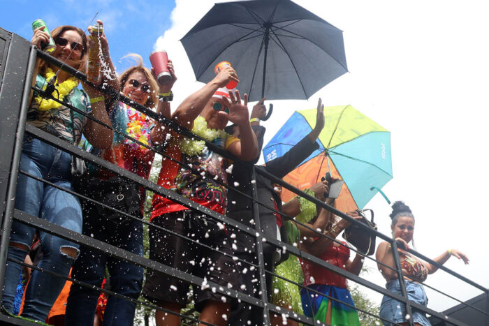 Público sente a ‘presença’ de Zé Kodak em desfile da Banda Daki 11 DAKI 009