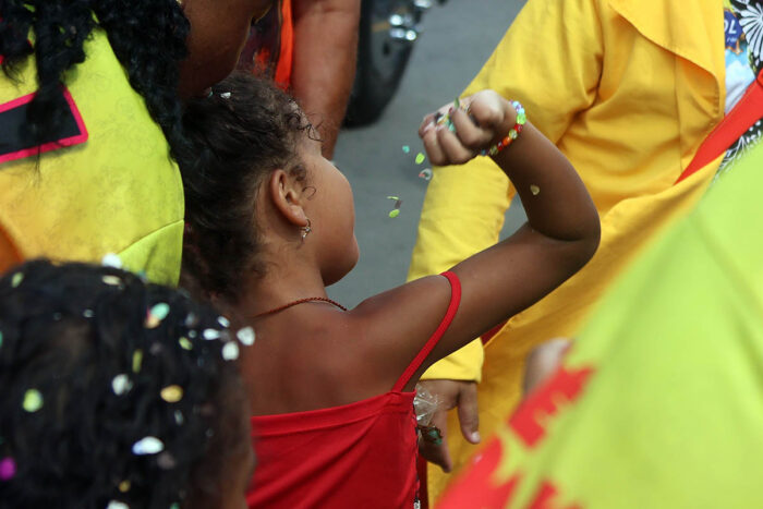 Público sente a ‘presença’ de Zé Kodak em desfile da Banda Daki 12 DAKI 010