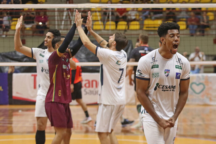 Com mais de 4 mil torcedores, JF Vôlei volta a vencer o Praia Grande e avança na Superliga B 2 JF VOLEI FOTO FELIPE COURI 004 editada