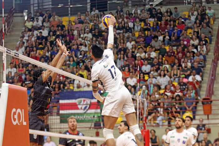 Com mais de 4 mil torcedores, JF Vôlei volta a vencer o Praia Grande e avança na Superliga B 1 JF VOLEI FOTO FELIPE COURI 006 editada