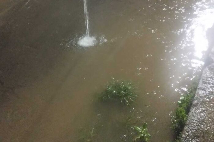 Problemas na rede de esgoto causam transtornos no Jardim Natal 1 Moradores do Jardim Natal enfrentam alagamentos e risco de doencas devido a falhas na rede de esgoto