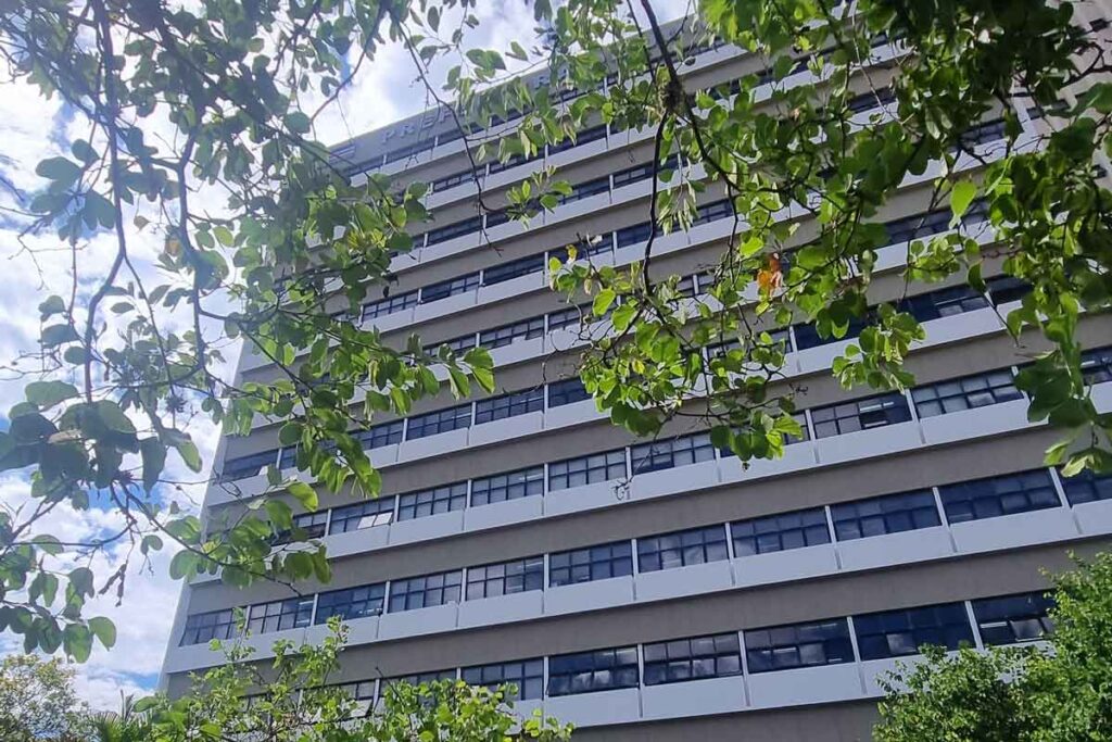 Prefeitura demite, em um só dia, 135 funcionários terceirizados; Sindicato afirma que total chegará a 241