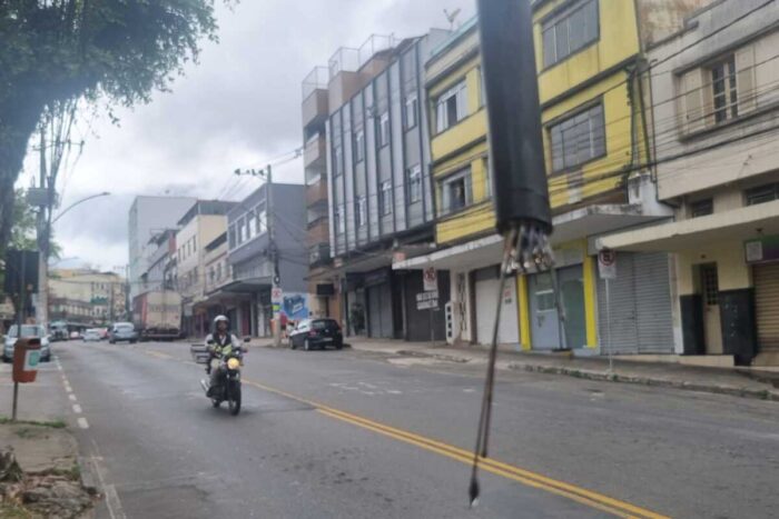 Fiação danificada causa transtornos a pedestres na Avenida dos Andradas 1 VU Av dos Andradas